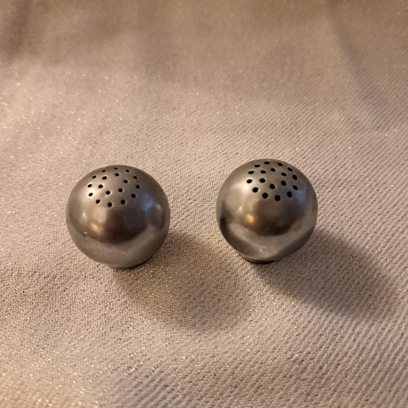 Vintage silver salt and pepper shakers. - Picture 3 of 4